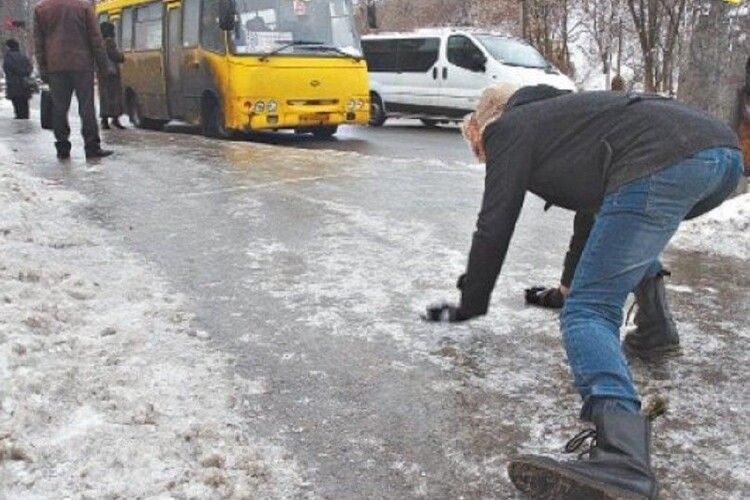 Через ожеледицю у Луцьку 8 людей отримали переломи