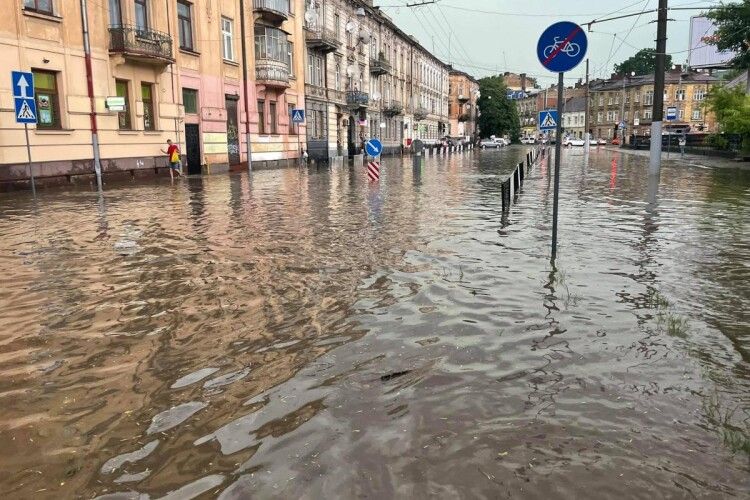 Гроза, град та буревій затопили і розтрощили Львів