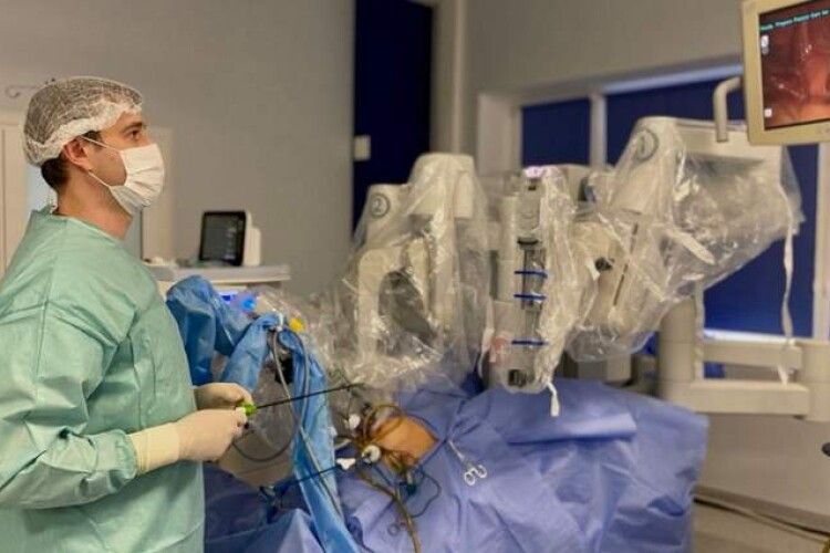 Хірурги за допомогою робота видалили львів’янці семисантиметрову пухлину (Фото)