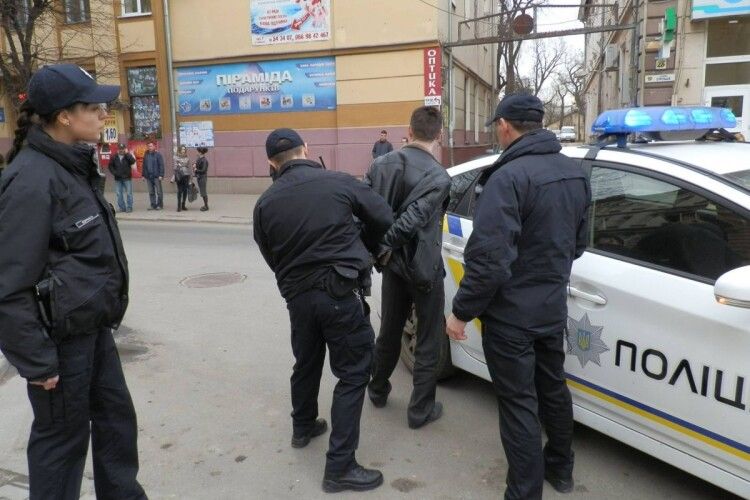 Волинська прокуратура вимагає від поліції чемніше подитися із громадянами, до яких застосовується адміністративне затримання