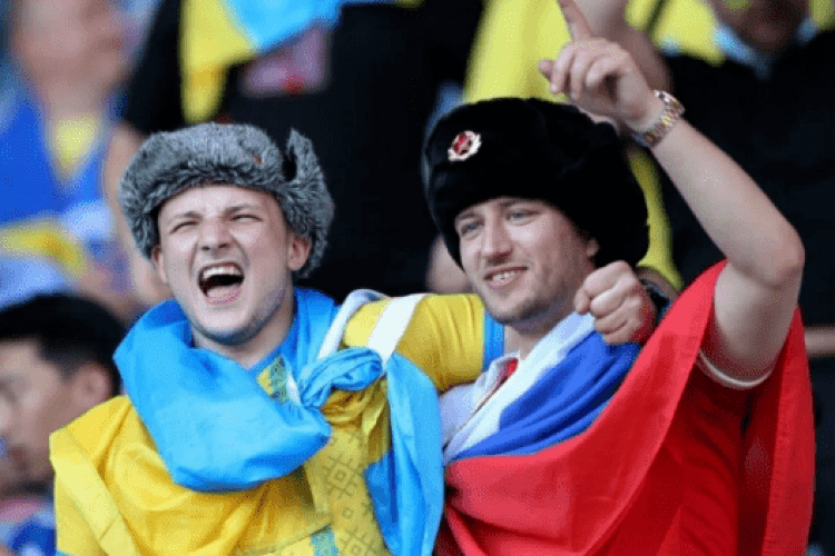 Росіянин прийшов на матч Швеція – Україна з прапором РФ: його побили (Відео моменту)