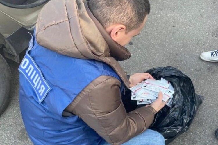 Злапали чоловіка, який по 750 гривень продавав несертифіковані тести на коронавірус