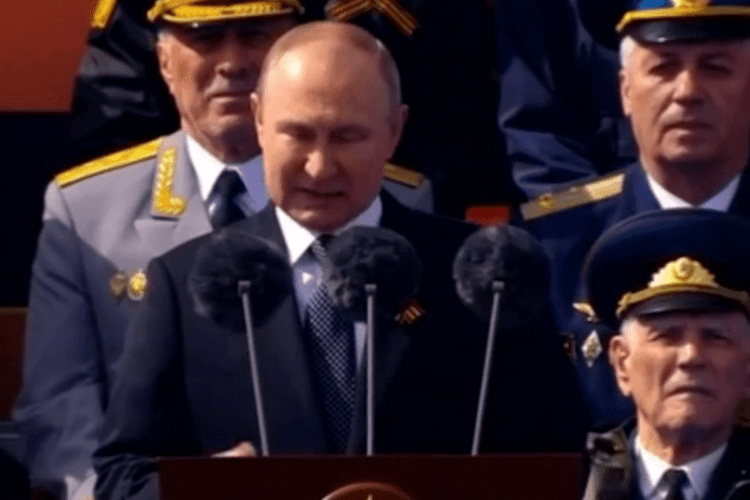 Путін «відзначився» під час промови на військовому параді у москві (Відео)