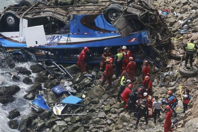 У Перу автобус зірвався зі 100-метрової висоти: півсотні загиблих
