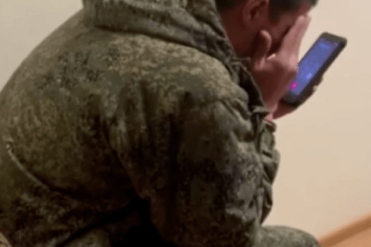 Російська мати обіцяє дати «піз**лєй» солдату, який не хоче воювати в Україні (Аудіо)