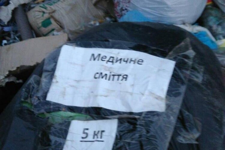 У Клевані скинули фуру львівського сміття з використаними шприцами