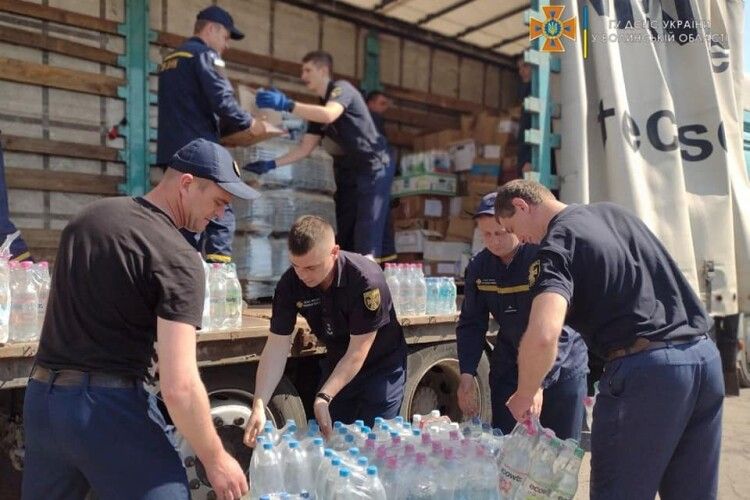 Волинські рятувальники передали колегам в Харків 8 тонн допомоги та ікону від Михаїла (Фото)