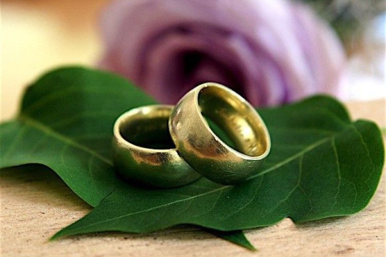 Щоб не платити податки чоловіки вирішили одружитись