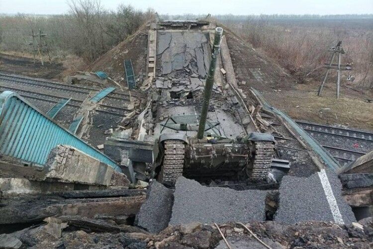 Під Миколаєвом міст підірвали разом з російським танком (Фото)