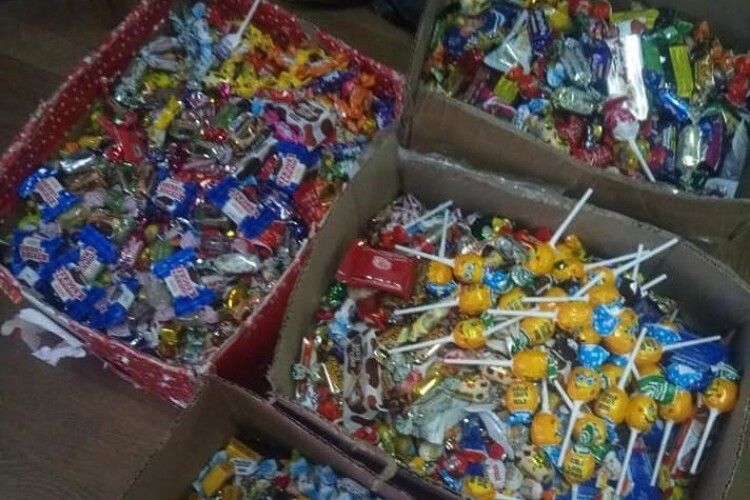 Фабрика Миколая зібрала 80 кілограмів цукерок