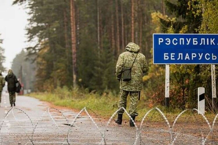 Чоловіки масово тікають з Білорусі, щоб не йти на війну проти України