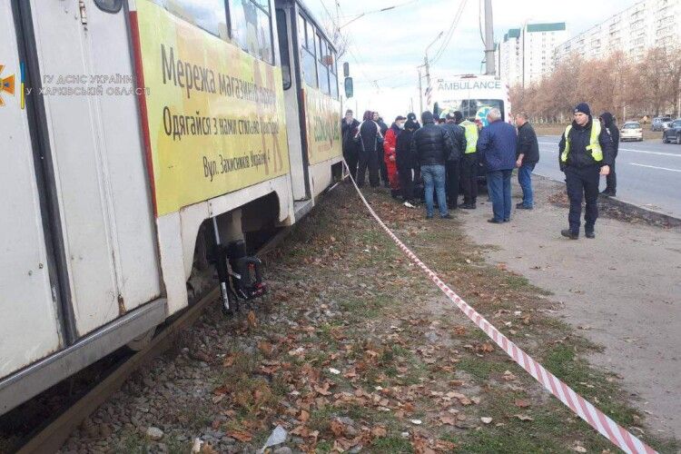 Трамвай переїхав дівчину в навушниках: вона впала в кому й померла (Відео)