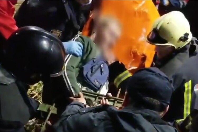 Врятували хлопчика, який повис на прутах сталевого паркана (Відео)