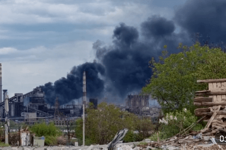 «Пекло, що зійшло на землю»: над Азовсталлю знову видніється величезний стовп диму