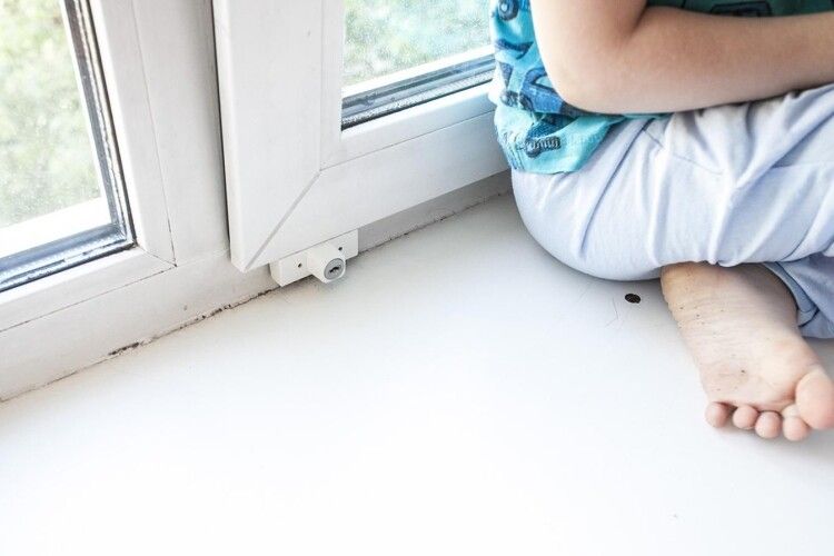 У Польщі 5-річна дівчинка з України випала з вікна багатоповерхівки