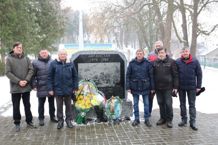 На Волині в Горохові поклали квіти до пам'ятного знака (Фото)