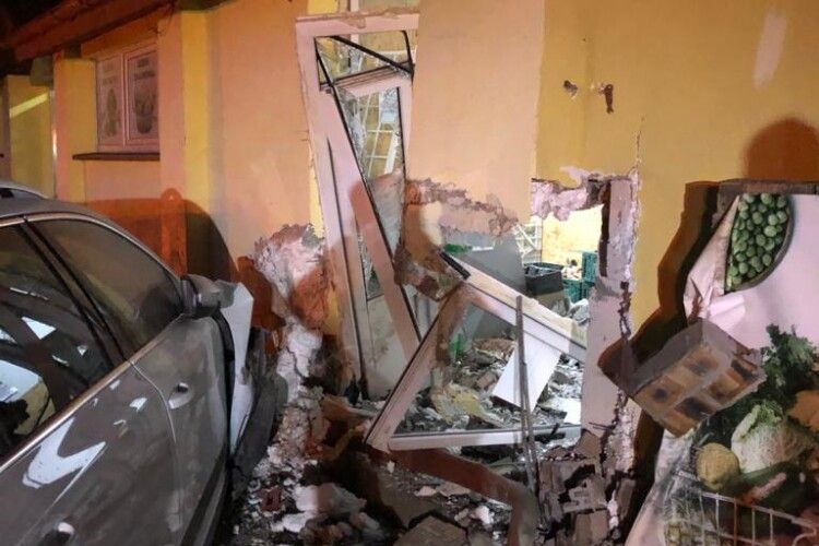 Зробив діру в стіні: п’яний житель Львівщини в’їхав машиною у супермаркет (Фото)