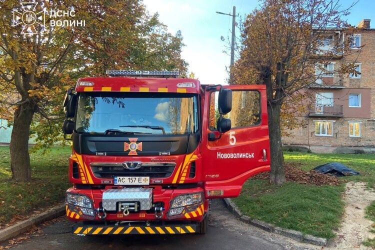 На Волині рятувальники допомагали медикам дістатися до пенсіонерок