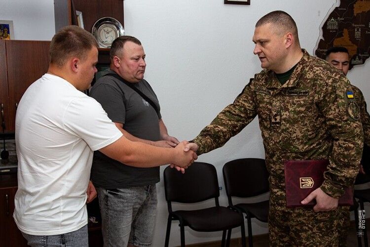 На Волині батько та брат полеглого молодого Героя отримали його посмертну нагороду