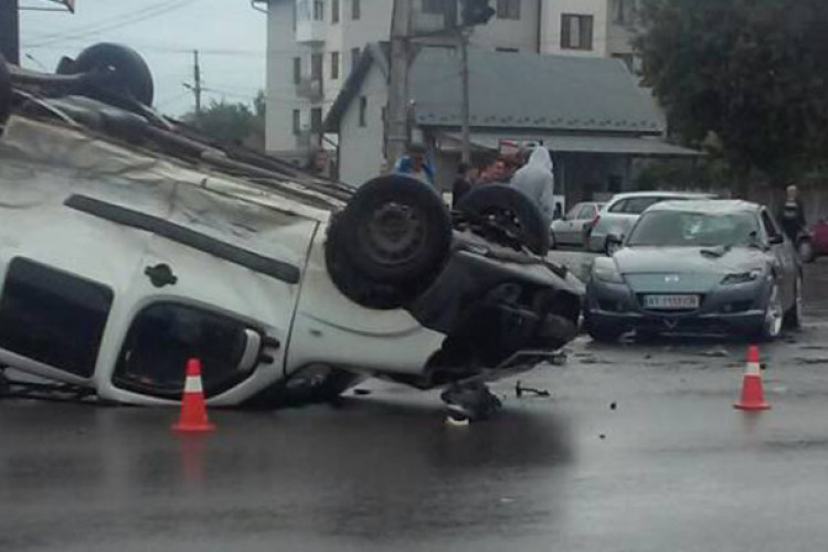 Карколомна ДТП: водій вистрибнув з перевертутої автівки (Відео)