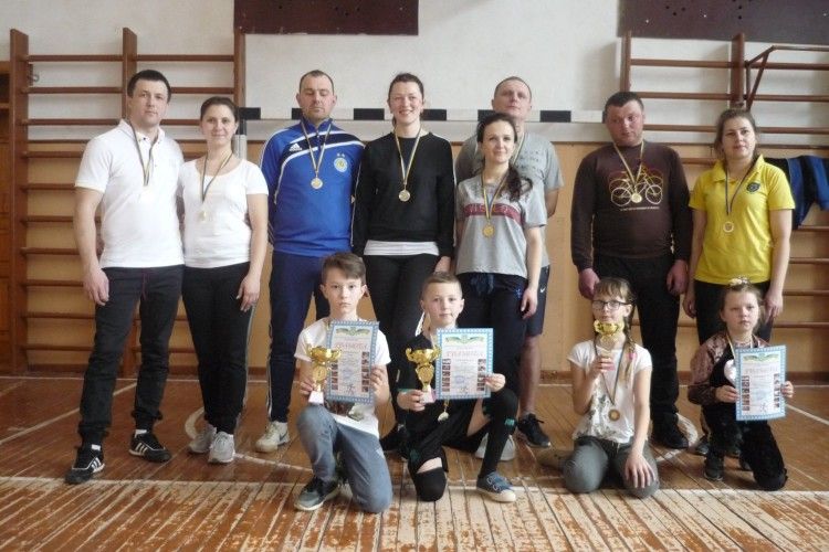 У школі Камінь-Каширська пройшов міський фестиваль «Тато, мама, я – спортивна сім’я»