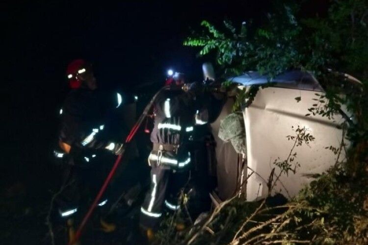 На Рівненщині рятувальники витягнули водія із понівеченого у ДТП автомобіля