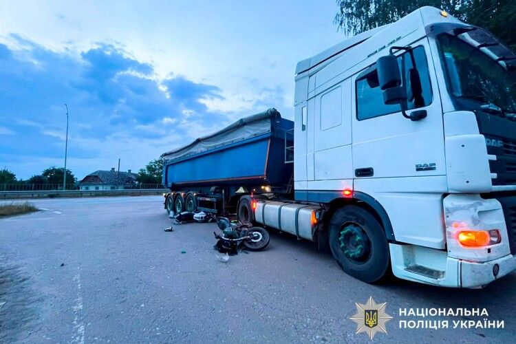 На Рівненщині двоє підлітків на мотоциклах врізалися у вантажівку
