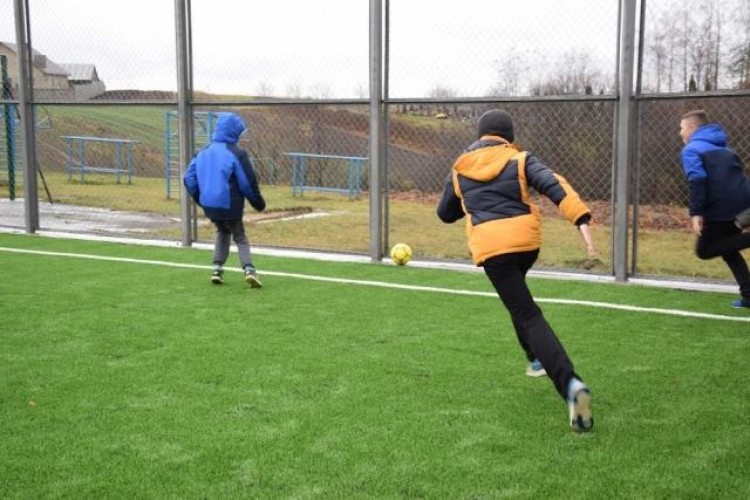 У селі Рівненського району відкрили сучасне футбольне поле зі штучним покриттям