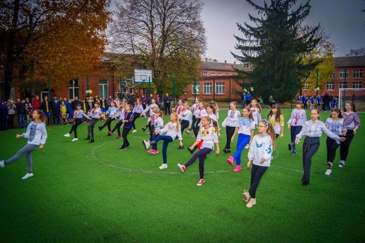 Вибори наближаються – народні депутати відкривають спортивні об'єкти та дитячі майданчики