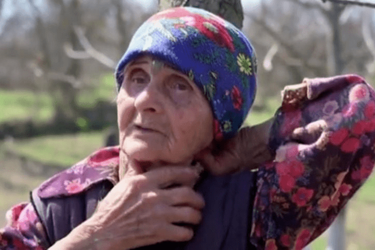 Жорстоко били та вимагали горілки: росіяни увірвались до будинку 83-річної жінки