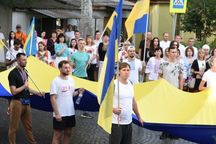 У Луцьку урочисто підняли державний прапор України (Фото)