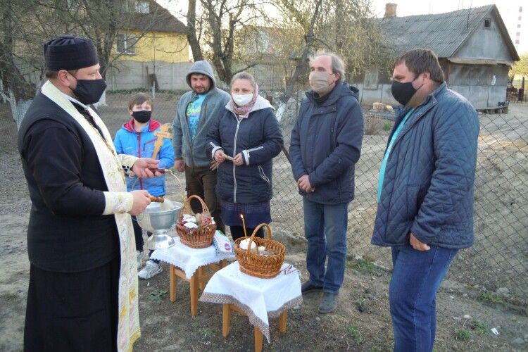 Понад три кілометри здолав волинський священник, щоб парафіяни їли освячену паску