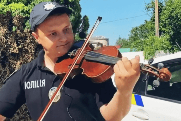 Патрульний з Волині показав, що не уміє не тільки пильнувати за водіями, а й грати на скрипці (Відео)