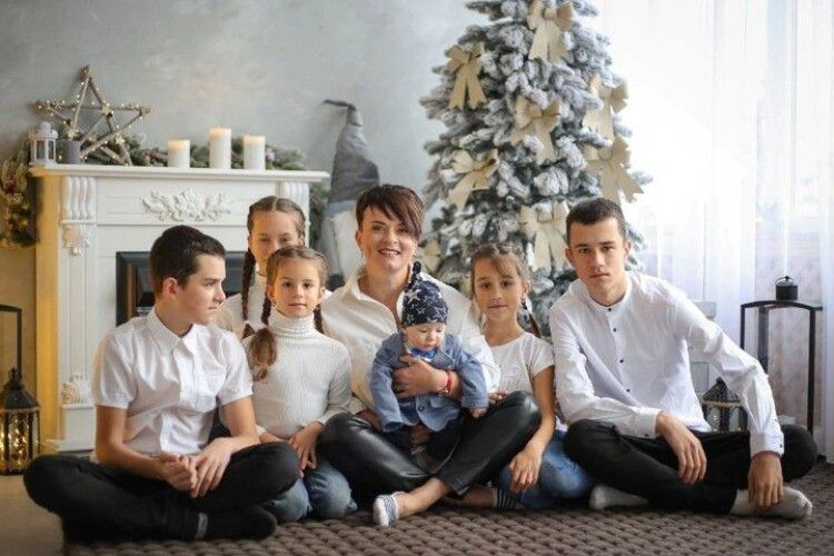 «Найбільше сил дають діти»: мати-героїня з Волині сама виховує шістьох дітей (Відео)