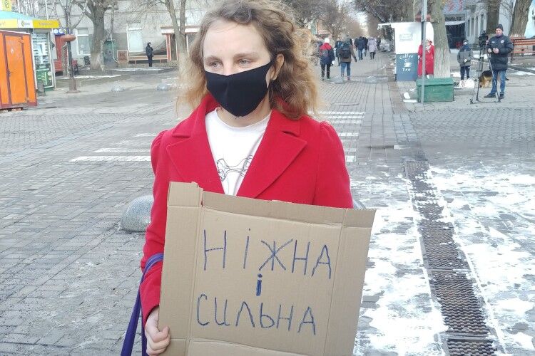 «Б'є – значить сяде!»: у Луцьку активістки вимагають справедливих вироків для кривдників жінок (Фото, відео)