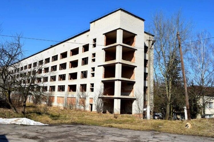 Виставили на продаж недобудований корпус лікарні в Горохові 