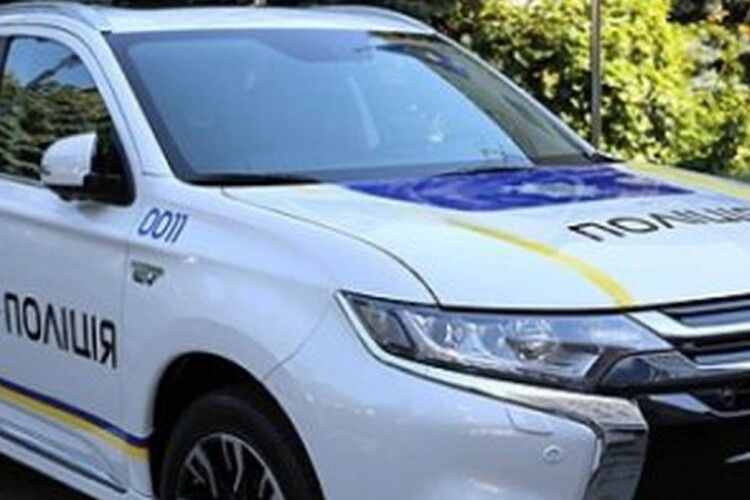 У Тернополі бабуся серед ночі залишила 2-річного онука в під’їзді
