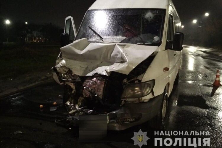 У Луцьку Mercedes в’їхав у маршрутку: обставини ДТП з’ясовує поліція (Фото) 