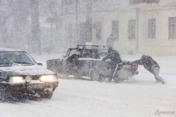 «Укравтодор» оголосив «жовтий рівень» загрози на дорогах через снігопади