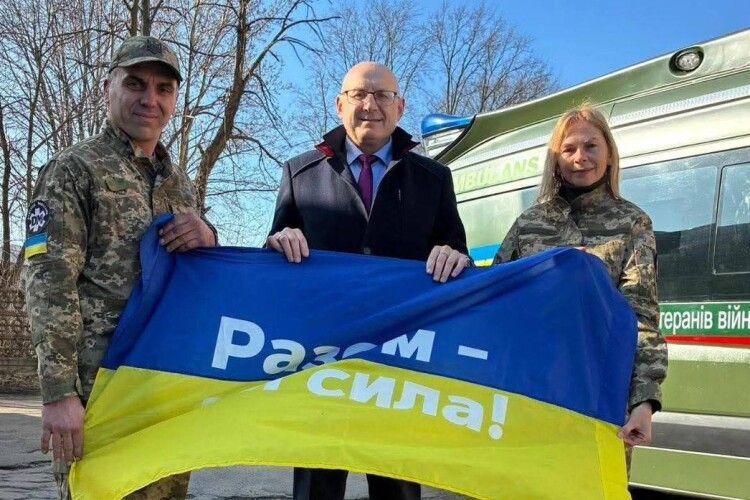 Госпіталь на Волині отримав сучасну «швидку» від польських партнерів