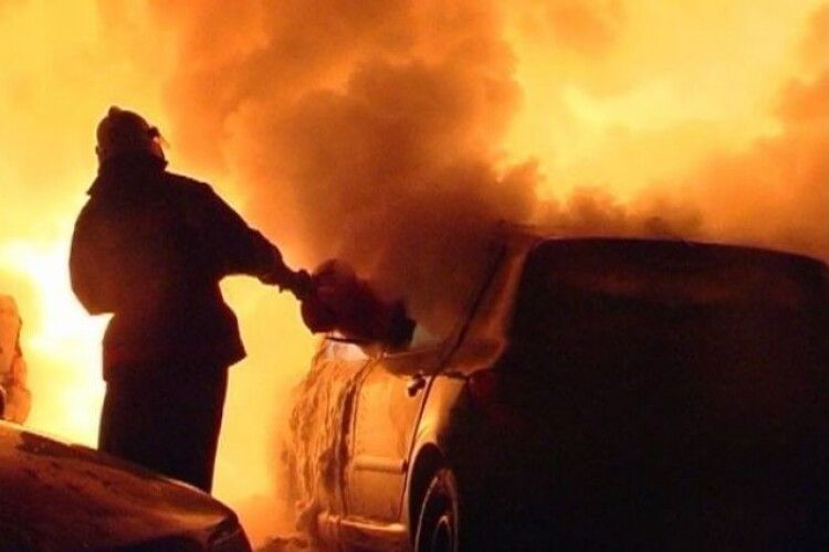 У волинському селі загорівся автомобіль – викликали вогнеборців