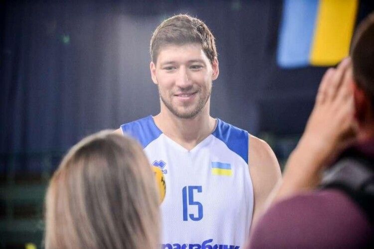 Центровий збірної України з баскетболу В'ячеслав Кравцов підписав контракт з японським клубом