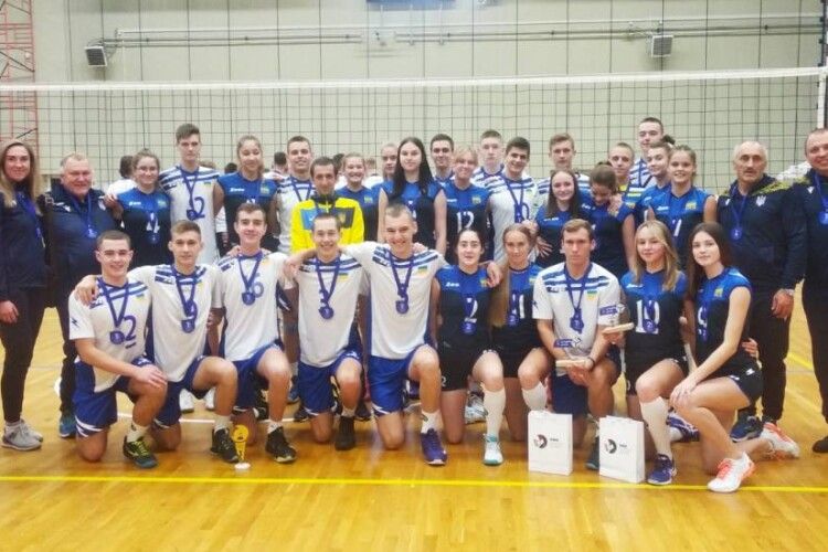 Українські волейболісти везуть медалі з Білорусі