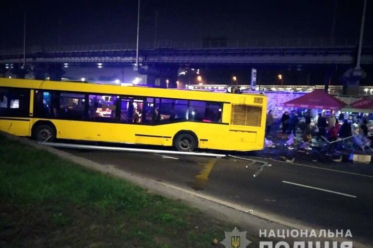 У Києві автобус вилетів на тротуар: один загиблий, двоє травмованих