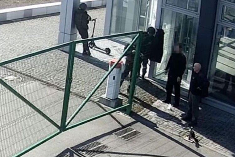 російські солдати холоднокровно застрелили двох цивільних біля Києва: CNN показала відео