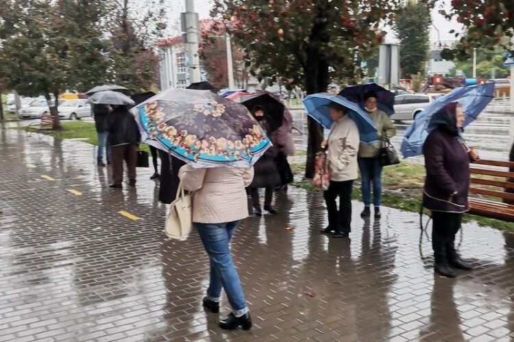 Люди стоять годинами під дощем. Чому в Луцьку біля пенсійного фонду черги