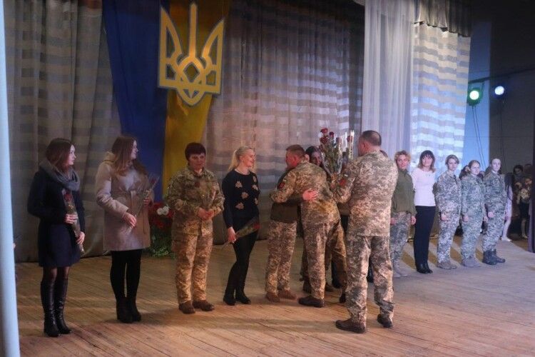 У Володимирі урочисто зустріли військовослужбовців ЗРП, які повернулись зі Сходу (Фото)