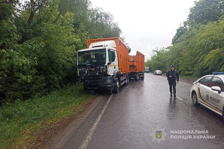 На Волині легковик зіткнувся з фурою, є жертви