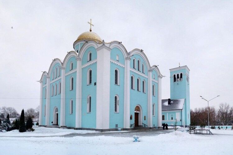 Прихильники УПЦ залишили «голі стіни» в Успенському соборі на Волині