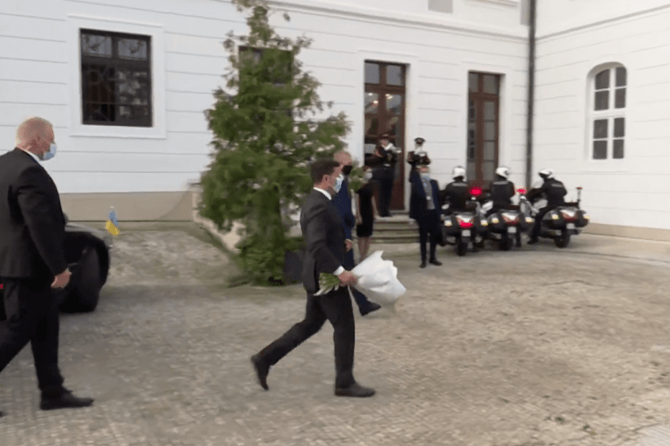 Який букет Зеленський подарував президентці Словаччини (Відео)